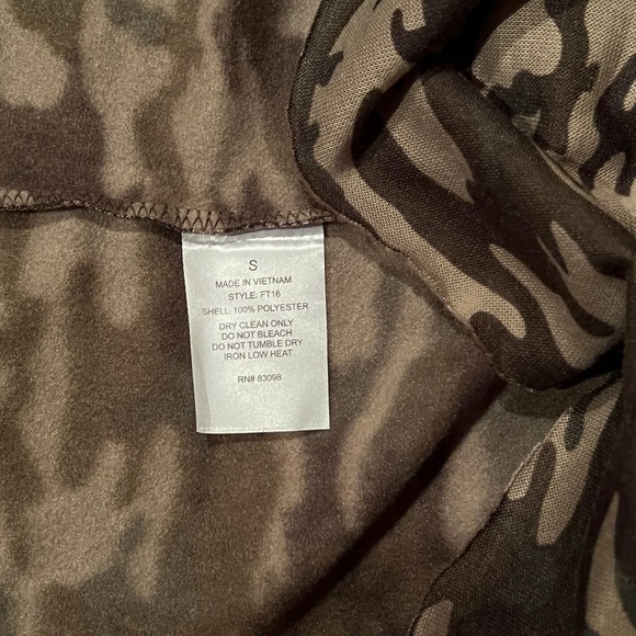 Cropped Camo Hoodie - Picture 6 of 6